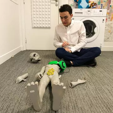 The white shirt worn by Hugo Posay account on the Instagram of @hugop0say