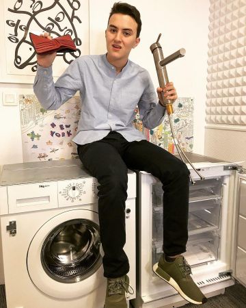 The blue shirt worn by Hugo Posay account on the Instagram of @hugop0say