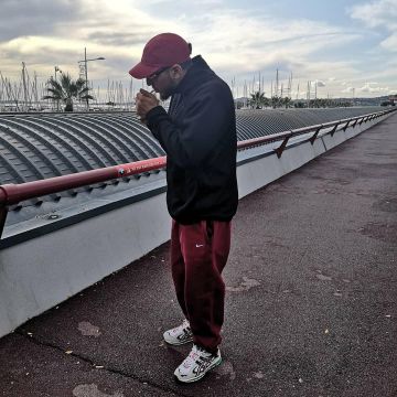 El nike de Borgoña que lleva Infinit en la cuenta de Instagram de @infinitdbf