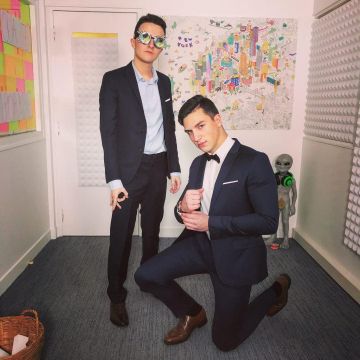 The suit jacket in navy blue worn by Hugo Posay account on the Instagram of @hugop0say