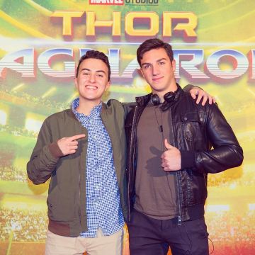 The bomber khaki worn by Hugo Posay account on the Instagram of @hugop0say