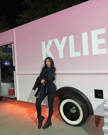 El mono negro de manga larga de Kylie Jenner en la cuenta de Instagram de @kyliejenner