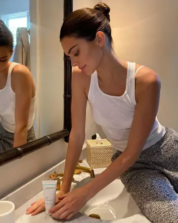 Le marcel blanc porté par Kendall Jenner sur le compte Instagram de @kendalljenner