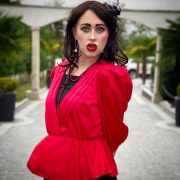 The blouse with red worn by Jenny Letellier on the account Instagram of @jenny_letellier