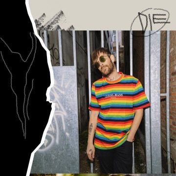 La camiseta multicolor de Guess usada por Senamo en la cuenta de Instagram de @senamonesa