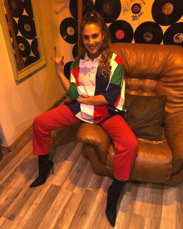 Los pantalones rojos que lució Chilla en la cuenta de Instagram de @chillaofficiel