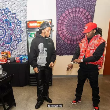 Air Force 1 low (noir) de Offset sur le compte Instagram de @offsetyrn
