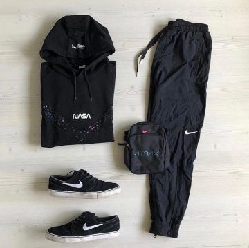 Sudadera Puma Nasa usada por persona en la cuenta de Instagram de @zmtrend