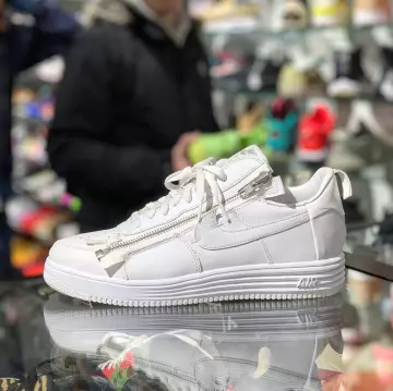 Air force 1 lunar x acronyme  porté par larrydeadstock   sur le compte Instagram de @larrydeadstock 