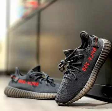 Adidas yeezy 350v2 " bred " porté par larrydeadstock   sur le compte Instagram de @larrydeadstock 