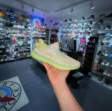 adidas yeezy 350v2 " yeezreel reflective " porté par larrydeadstock   sur le compte Instagram de @larrydeadstock 