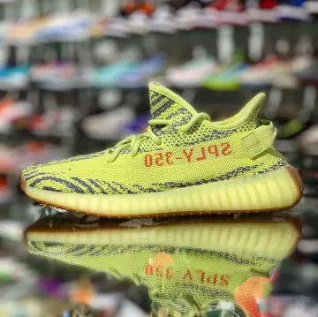Adidas yeezy 350v2 " frozen yellow " porté par larrydeadstock   sur le compte Instagram de @larrydeadstock 