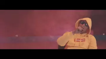 Hoodie sucepute jaune de Alkpote dans ALKPOTE feat FREEZE CORLEONE I #EP9 & #E10 - L'ULTIME MARCHE - Les Marches De l'Empereur Saison 3