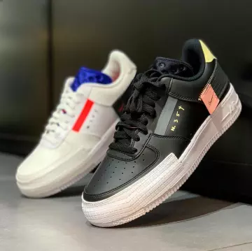 Air force 1 type " black " porté par larrydeadstock   sur le compte Instagram de @larrydeadstock 