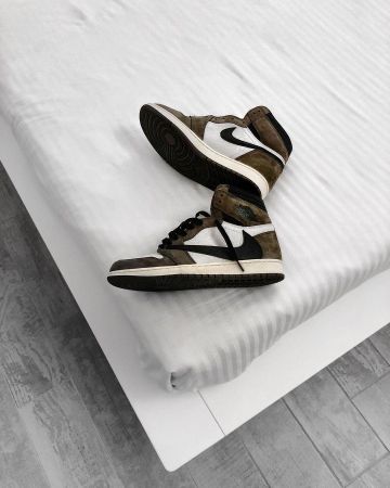 Jordan 1 travis scott en la cuenta de Instagram de @q_tto