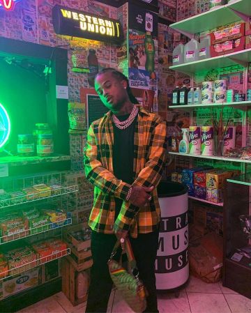 The yellow shirt plaid worn by Kalash on the account Instagram of @kalash972