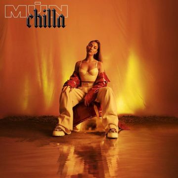 La gabardina de vinilo rojo que lució Chilla en su cuenta de Instagram @chillaofficiel