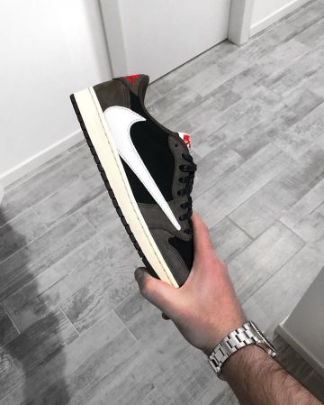 Jordan 1 mid travis on the account Instagram of @q_tto