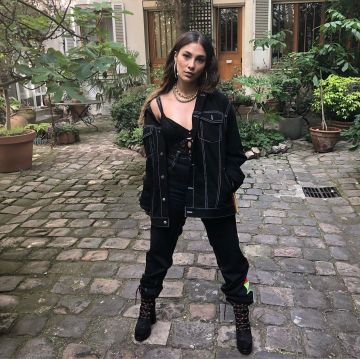 La chaqueta de mezclilla negra que lució Chilla en su cuenta de Instagram @chillaofficiel