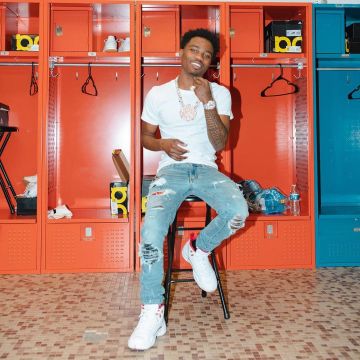 Les sneakers air jordan blanches portées par Roddy Ricch sur le compte Instagram de @roddyricch