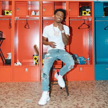 Les sneakers air jordan blanches portées par Roddy Ricch sur le compte Instagram de @roddyricch