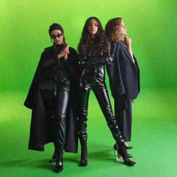 Las botas negras con tacones transparentes que lució Chilla en su cuenta de Instagram @chillaofficiel