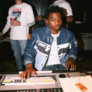 Le blouson palace en cuir bleu, blanc et noir porté par Roddy Ricch sur le compte Instagram de @roddyricch