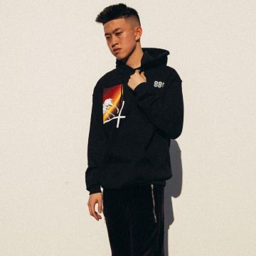 La sudadera con capucha 88 en negro ascendente con imagen usada por Rich Brian en la cuenta de Instagram de @brianimanuel