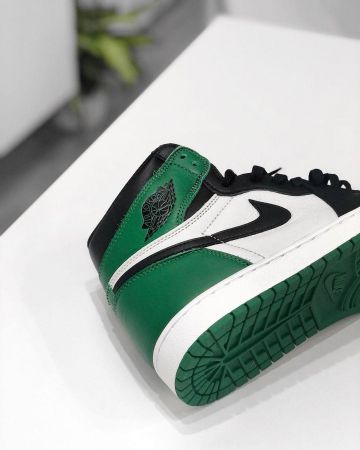 Jordan 1 pine green on the account Instagram of @q_tto