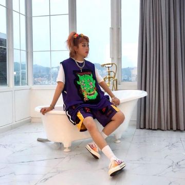 Le maillot violet Skoot "PokeMØNSTA" porté par une mannequin sur le compte Instagram de @skoot_korea