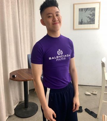 La camiseta morada de Balenciaga Paris usada por Rich Brian en la cuenta de Instagram de @brianimanuel