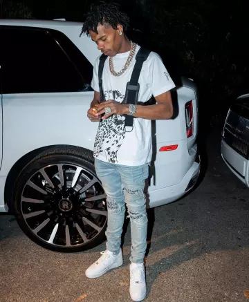 Les sneakers nike air blanches portées par Lil Baby sur le compte Instagram de @lilbaby_1