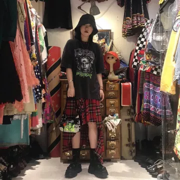 Le t-shirt UGLY KIDD porté par une mannequin sur le compte Instagram de @skoot_korea