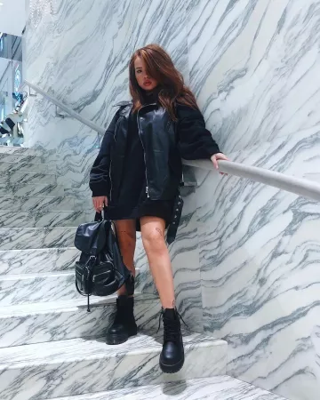 Chaqueta de motociclista de imitación sin cuero negro de Yasmine Golotchoglova en la cuenta de Instagram de @golotchoglova