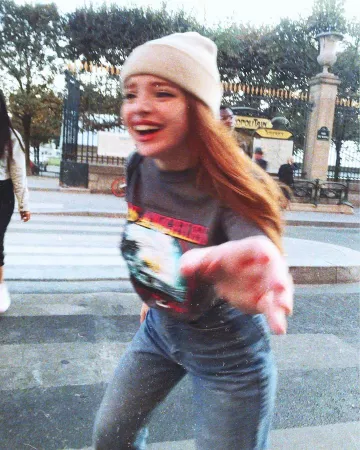 Camiseta gris antracita estampada de Yasmine Golotchoglova en Los Ángeles en la cuenta de Instagram de @golotchoglova