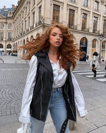 Le jean bleu clair coupe droite de Yasmine Golotchoglova sur le compte Instagram de @golotchoglova