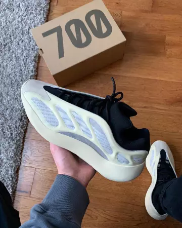 Adidas Yeezy Boost 700 V3 Azael sur le compte Instagram de @boostenemy