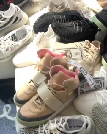 Adidas Yeezy Boost 350 V2 Zebra sur le compte Instagram de @boostenemy