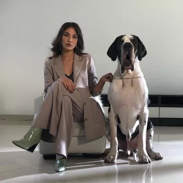 Los pantalones fluidos taupe que lució Chilla en su cuenta de Instagram @chillaofficiel