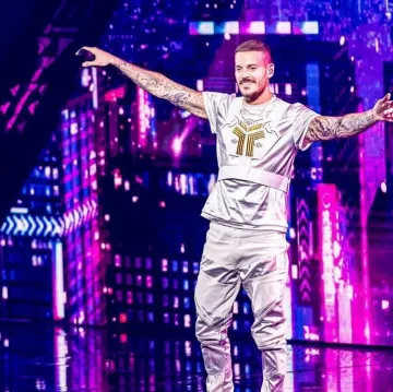 jogging blanc  porté par jogging blanc   sur le compte Instagram de @mattpokora 