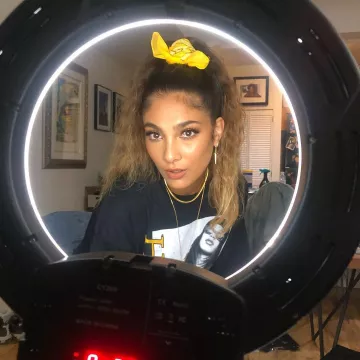 El pañuelo amarillo que lució Chilla en su cuenta de Instagram @chillaofficiel