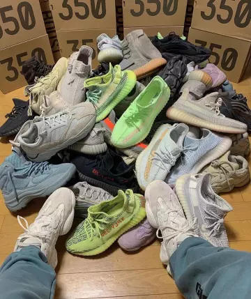 Yeezy Desert Boot Season 7 House Blue sur le compte Instagram de @boostenemy