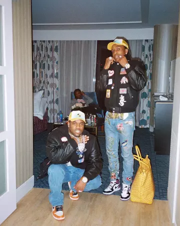 Les sneakers nike blanches, oranges et noires portées par A$AP Ferg sur le compte Instagram de @asaprocky