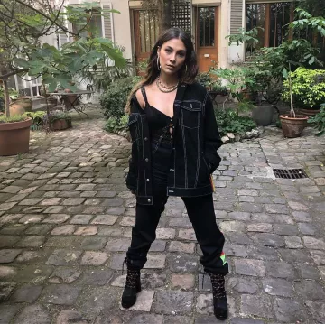 Las botas de encaje de plataforma de Chilla en su cuenta de Instagram @chillaofficiel