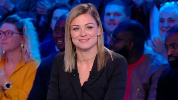 El traje de cuello sastre de Laure Boulleau en el Canal Football Club