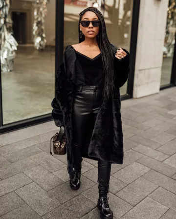 Tamara Mellon Black Abrasivato Militar de Shay Sweeney en la cuenta de Instagram @shaymone