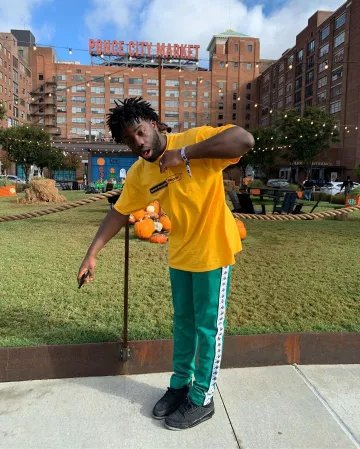 Jogging Kappa green worn by Lonni on the account Instagram of @lonnizer