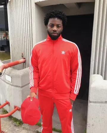 Le pantalon de survêtement rouge Adidas porté par Lonni sur le compte Instagram de @lonnizer