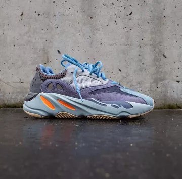 Adidas Yeezy Boost 700 Carbon Blue en la cuenta de Instagram de @sneakersfromfrance