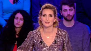 The dress metallic Ba&sh of Mary Portolano in the Canal sports Club